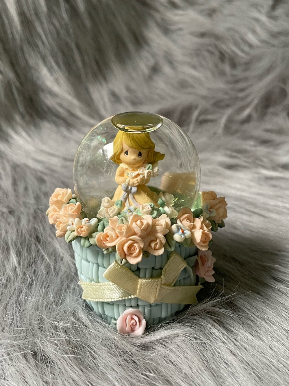 Vintage 1999 Precious Moments snow globe.